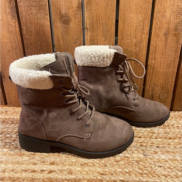 Bobbie Brooks Faux Suede Synthetic Fur Top Boots Sz 6/7 - Picture 2 of 6